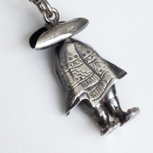 Sterling Silver vintage sombrero poncho man pendant necklace - Picture 2 of 10